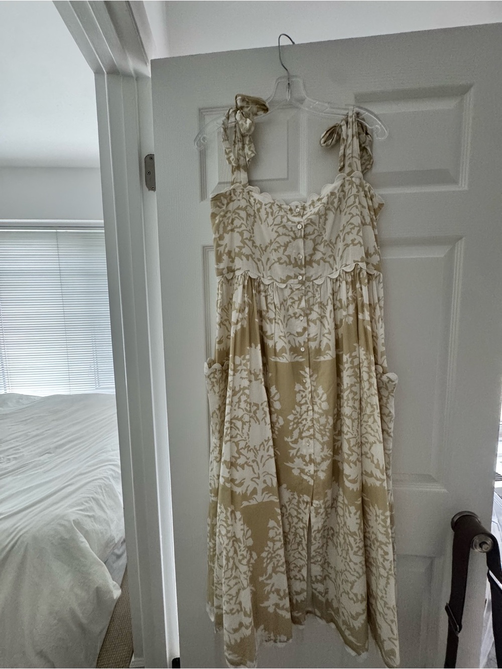 Juliet Dunn Cream & Tan Floral Tie-Shoulder Chemise Dress